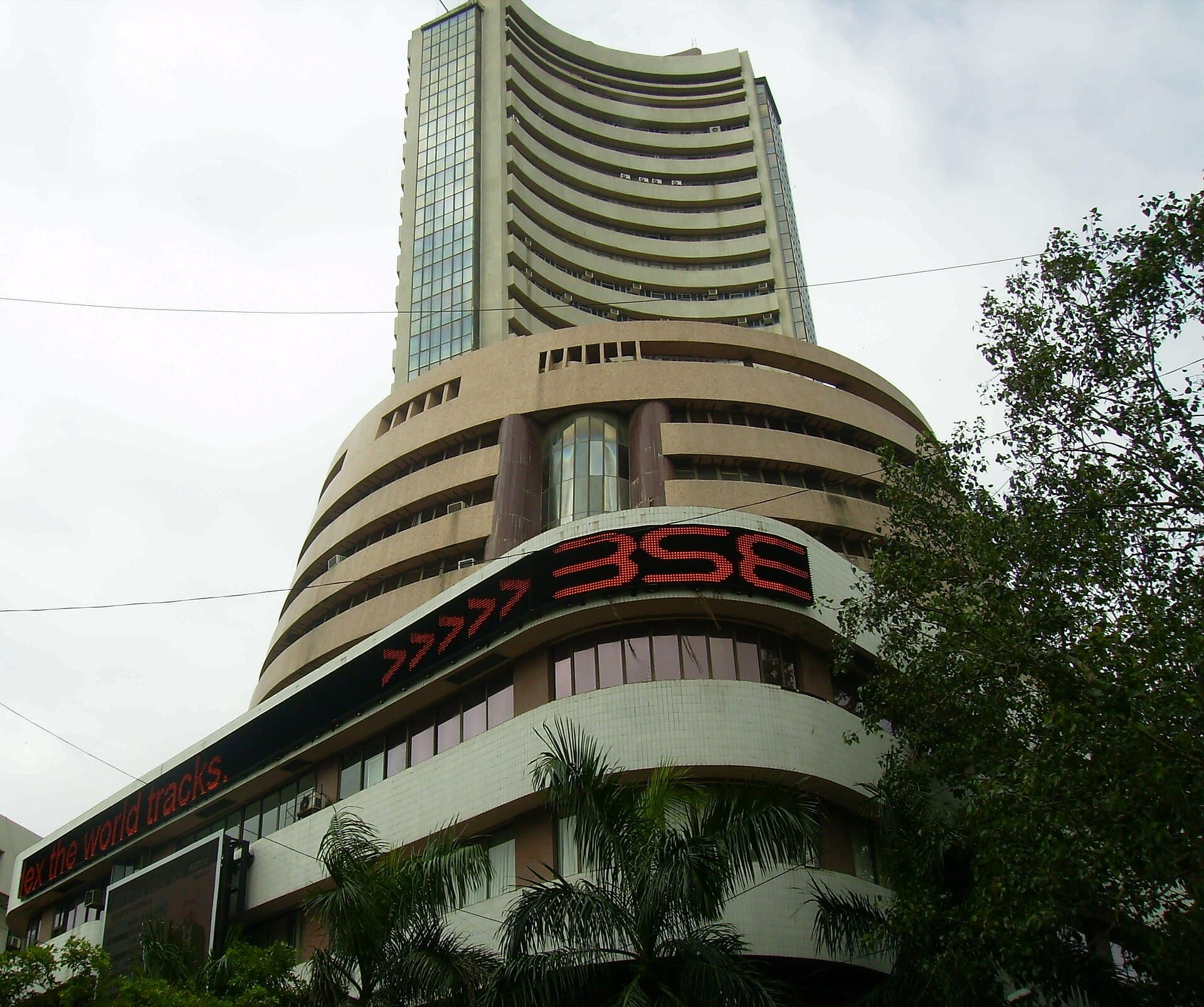 Why the Same Stock Has Different Prices on NSE and BSE at the Same Moment